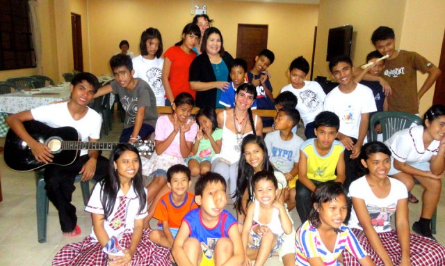 Cooperación en Kalipay ong que acoge y cuida niños maltratados-abandonados.